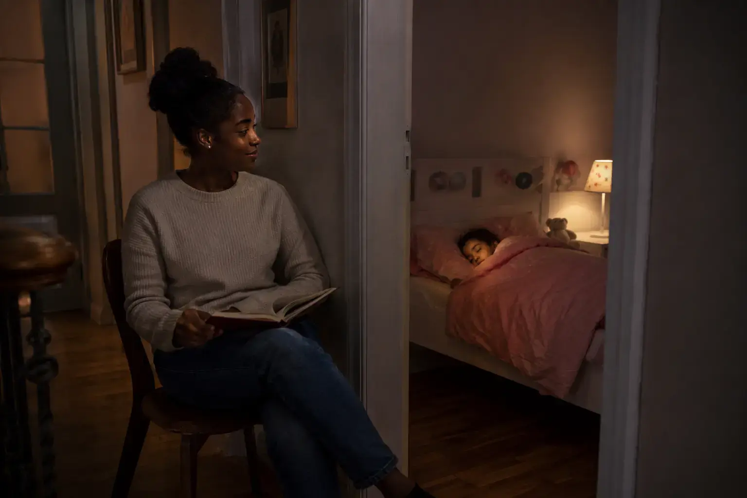 Slaapoppas blijft wakker in de buurt van een slapend kind
